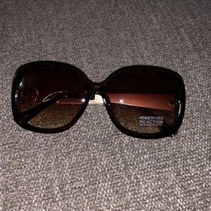 New Kenneth Cole Reactions Sun glasses with brown lenses and gold arms.